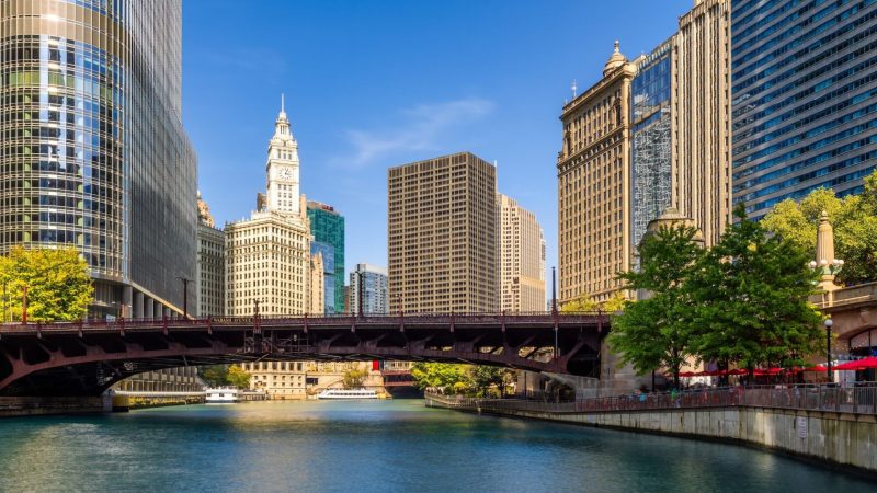 Chicago skyline along the Chicago River in downtown Illinois